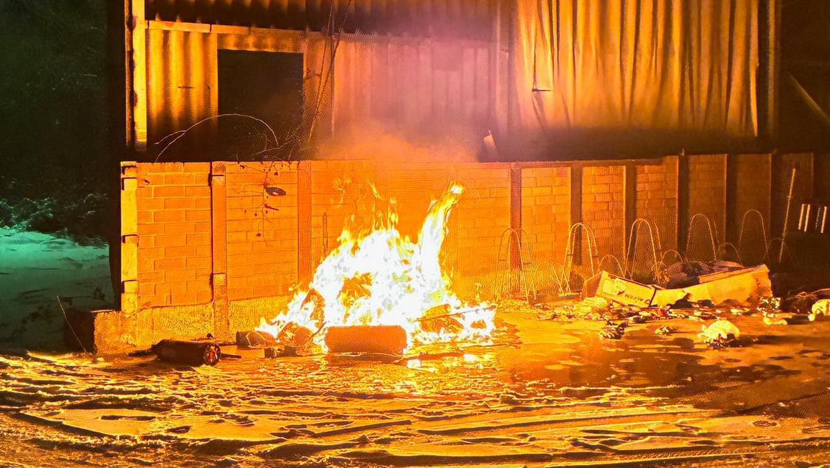 Feuerwehreinsatz-in-Helmstedt-M-lltonne-stand-in-Flammen