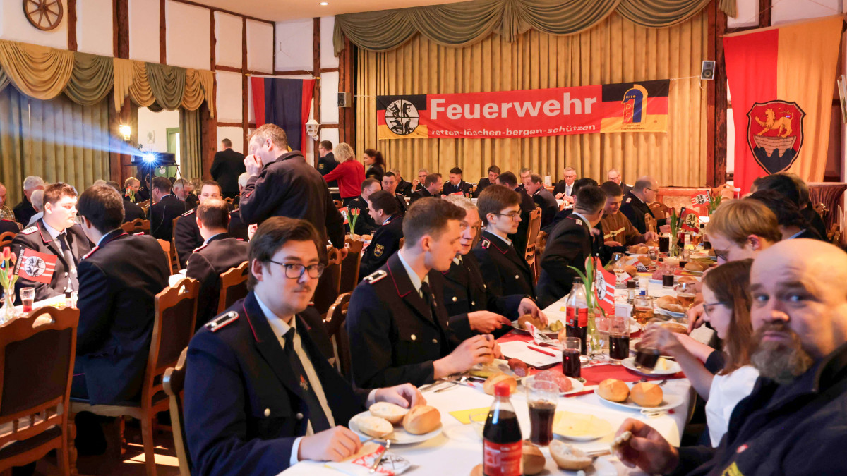 R-ckblick-und-Ehrungen-Sch-ppenstedts-Feuerwehr-zieht-Jahresbilanz