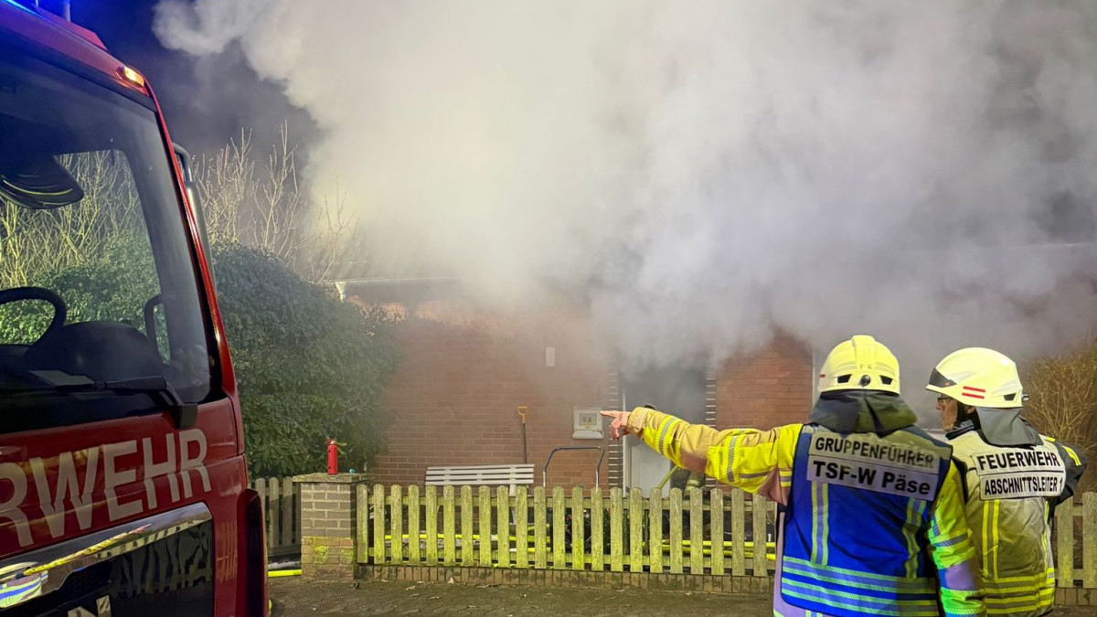 Zwei-Verletzte-bei-Wohnungsbrand-Gro-einsatz-f-r-die-Feuerwehr