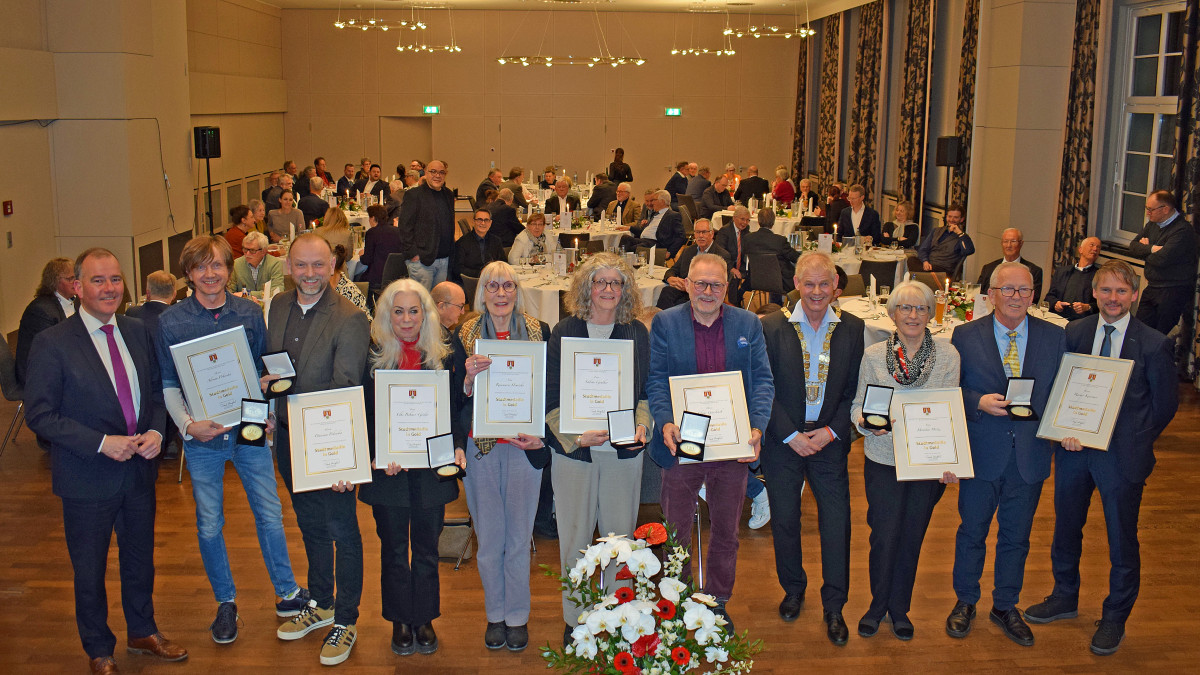 Diese-Pers-nlichkeiten-erhalten-Goldmedaillen-der-Stadt
