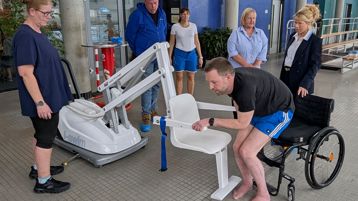 Neuer-Lift-im-Schwimmbad-erm-glicht-barrierefreien-Zugang-bis-ins-Wasser