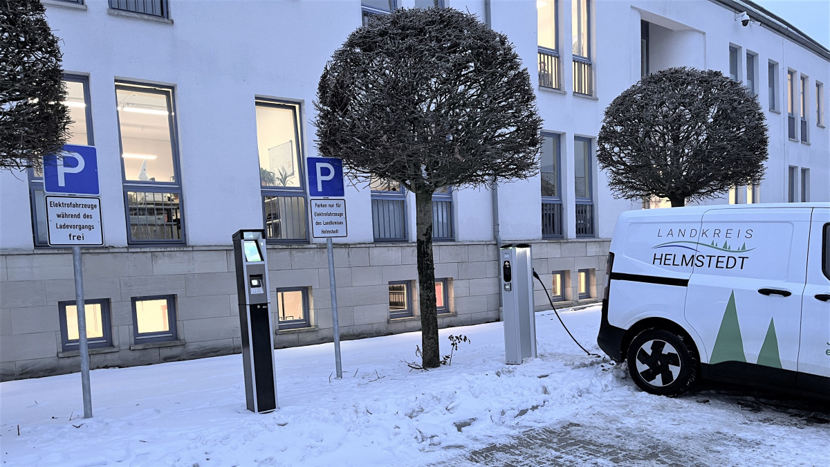 Neue-Lades-ulen-vor-dem-Kreishaus-auch-f-r-private-PKW