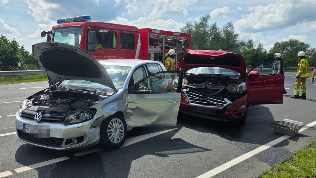Unfall-auf-der-Bundesstra-e-Zwei-Autos-krachen-ineinander