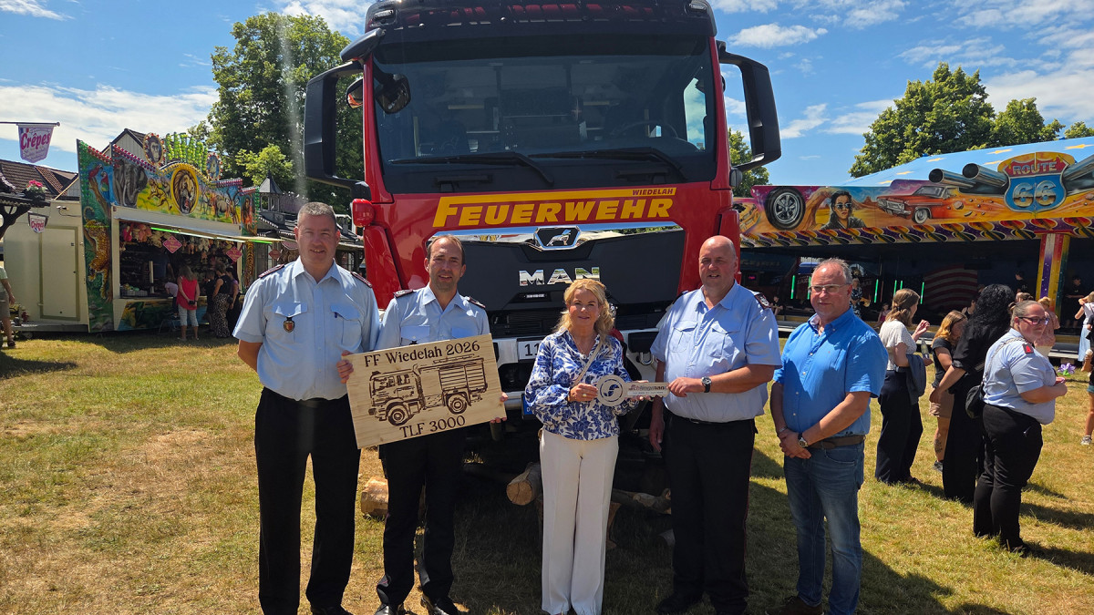 Ein-echtes-Unikat-Ortsfeuerwehr-Wiedelah-erh-lt-besonderes-Tankl-schfahrzeug