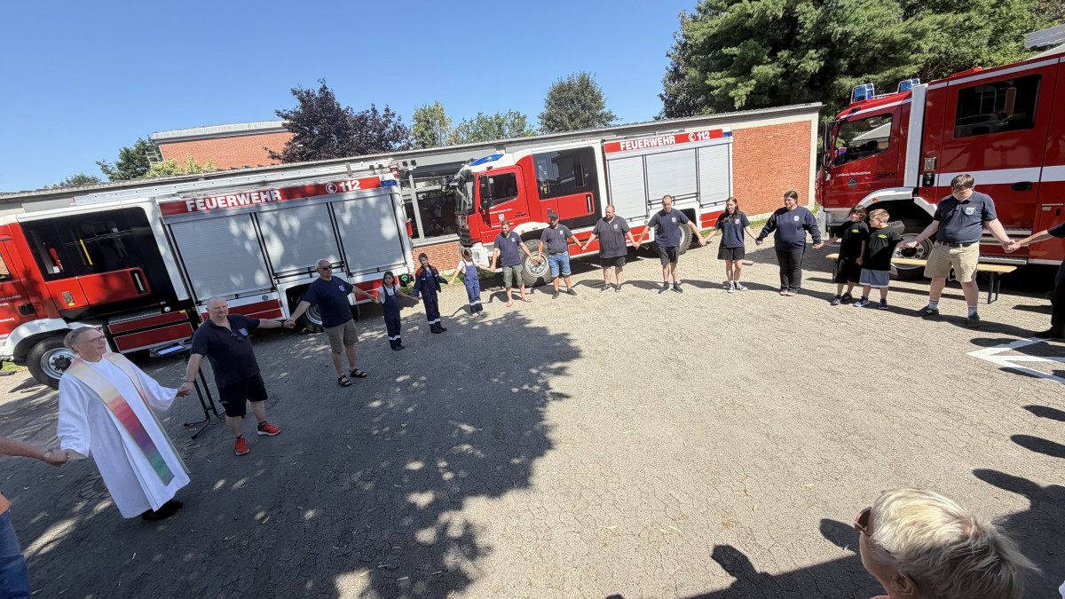 -Feuerwehr-meets-Kirche-Ein-Gottesdienst-zwischen-Blaulicht-und-Bibel