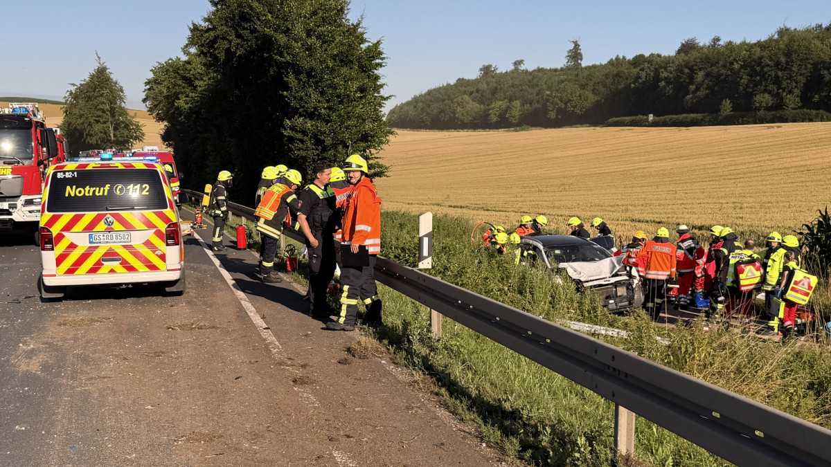 B-schungsbrand-und-schwerer-Unfall-Viel-zu-tun-f-r-die-Feuerwehr