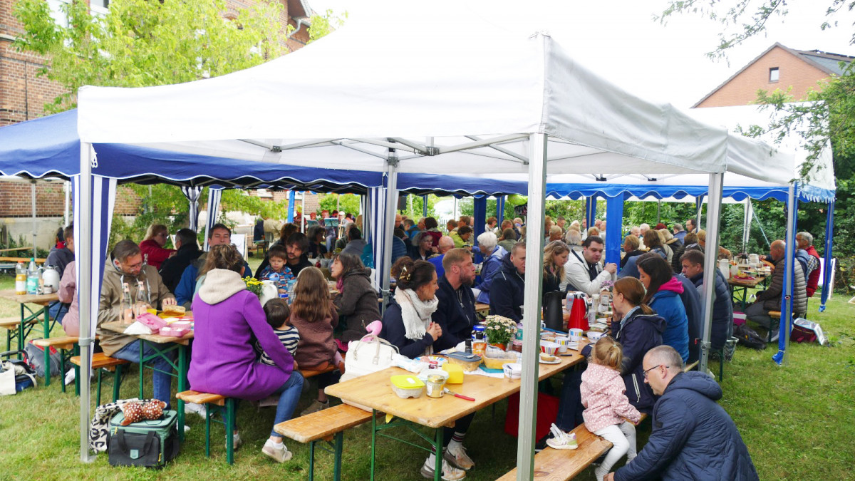 Gemeinsames-Brunchen-im-Pfarrgarten-Hier-ist-das-m-glich