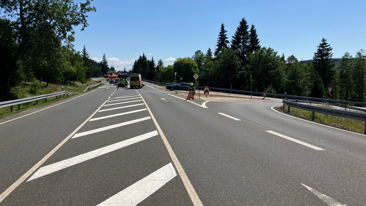 Schwerer-Unfall-bei-Braunlage-Polo-und-Lamborghini-kollidieren-auf-B242