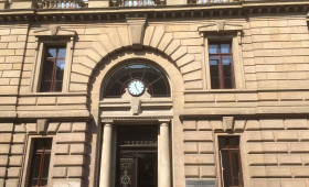 Mit Lügengeschichte ausgenommen: Junge Frau angeklagt