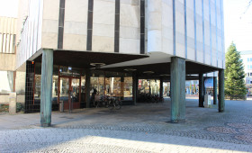 Postkuh Lieselotte kommt in die Stadtbibliothek Wolfsburg