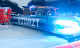 Mann (74) stürzt auf Straße und wird von Auto lebensgefährlich verletzt