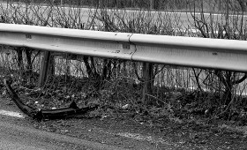 Schutzplanke an der A2 bei Peine durch unbekannten LKW beschädigt