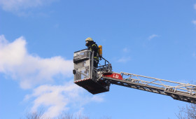 Brand in Helmstedt: Personen, Katze und Schildkröte mit Drehleiter gerettet