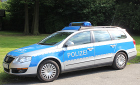 Holz und Eisenstange auf A29 verloren - Frau verletzt