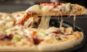 Fremdkörper in TK-Pizza von Rewe: Hersteller ruft diese Variante zurück