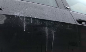 Autos beschmiert: Hat das Klebe-Monster von Wolfsburg wieder zugeschlagen? 