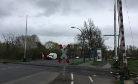 Braunschweig: Autofahrer kracht in Schranke von Bahnübergang