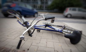 Peine: LKW-Fahrer übersieht Radfahrerin beim Linksabbiegen
