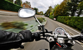 Harz: Motorradfahrer kommt von B498 ab und kracht in Leitplanke