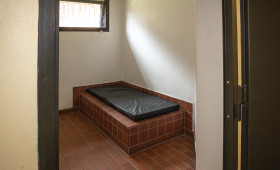 Wolfsburg: Betrunkener eskaliert in Polizeigewahrsam und verletzt Beamten