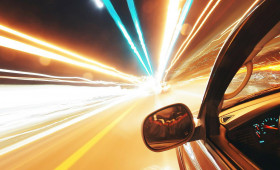 Audi und Mercedes liefern sich Rennen durch Braunschweig