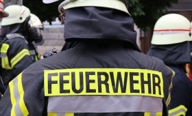 Kreis Gifhorn: Großeinsatz für die Feuerwehr: Carports und Dach in Flammen