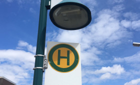 Braunschweig: Kleinbusse - Fahrgäste an der Haltestelle stehen gelassen