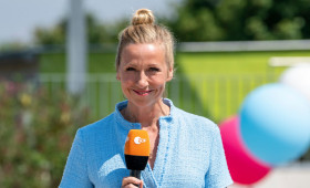 Andrea Kiewel, langjährige Moderatorin des "ZDF-Fernsehgarten", präsentiert im Mai 2023 zwei "Schlagersterne"-Abende auf Mallorca. (Bild: ZDF/Sascha Baumann)