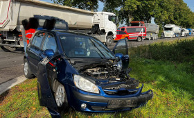 Der Wagen war im Straßengraben gelandet.