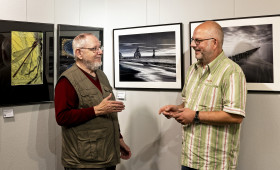 Im Austausch über die Fotoschau: Peter Riewaldt vom Fotoclub Wolfsburg (links) und Dr. Arne Steinert vom Stadtmuseum im M2K.
