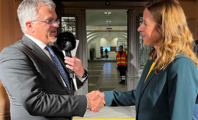 Amtsinhaber Hans Jürgen Pütsch gratulierte seiner Nachfolgerin zum Wahlsieg.