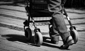 Braunschweig: Mann stürzt in Bus auf seinen Rollator - Polizei ermittelt