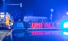 Salzgitter: Autofahrer (19) kommt von der Straße ab und überschlägt sich