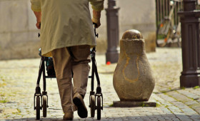 Wolfenbüttel: Frau (76) mit Rollator überfallen - Handtasche geraubt