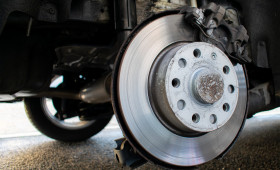 Von Peine nach Braunschweig über die A2: Auto mit nur zwei Reifen unterwegs