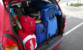 Richtiges Packen ist wichtig: So geht’s mit dem Auto sicher in den Urlaub