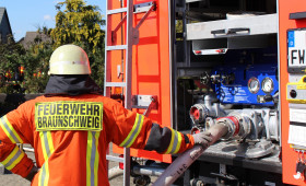Piepender Warnmelder in der 6. Etage - Feuerwehr Braunschweig rückt an