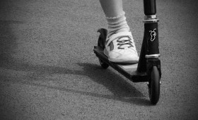 Braunschweig: Radfahrer fährt Jungen (7) auf Tretroller um und flüchtet