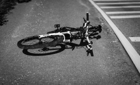 Wolfenbüttel: Auto gerät auf Radweg und kollidiert frontal mit Radfahrerin 