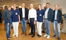 Prof. Dr. Dirk Hausmann (Mitte) im Kreise seines Oberarzt-Teams. Zukünftig werden Dr. Björn Billmann (3.v.l.) und Michael Brandl (2.v.r.) 