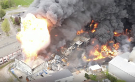 Die Drohnenbilder zeigen das gewaltige Feuer aus der Luft. 
