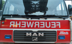 Wesendorf: Feuerwehreinsatz – Containerbrand greift auf Lagerhalle über
