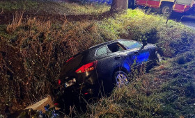 Autofahrer unter Alkoholeinfluss in Graben gefahren