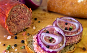 Rückruf: Bei dieser Mettwurst drohen Durchfall und Fieber