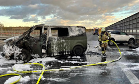 Königslutter: 4 Autos stoßen auf der A2 zusammen - Eins geht in Flammen auf
