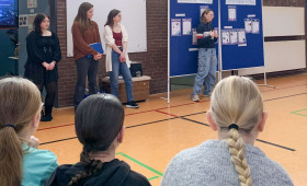 Schüler erleben den Alltag von Blinden und Gehörlosen hautnah