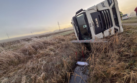 Goslar: LKW stürzt in Graben - Betriebsstoffe laufen aus