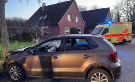 Autofahrerin bei Baumunfall in Aurich-Sandhorst verletzt