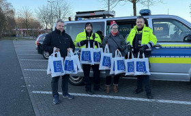 Polizei Lüneburg überrascht Fernfahrer an Weihnachten mit Geschenken