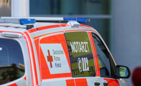 Schwerer Unfall in Papenburg: 88-Jähriger prallt gegen Baum